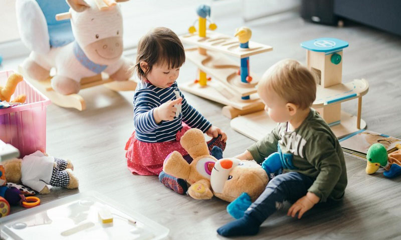 Дети играют с мягкой игрушкой