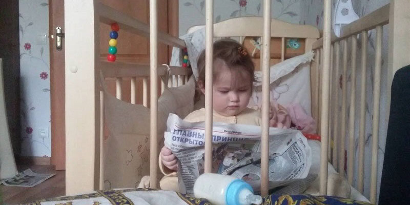 Малыш читает газету